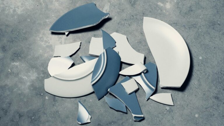 Die universelle Gesetzmäßigkeit der Fragmentierung von Materialien