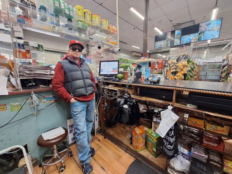 Kleine hispanische Unternehmen in New York aufspringen auf den Zug der Künstlichen Intelligenz: „Wenn wir nicht mitfahren, verschwinden wir“