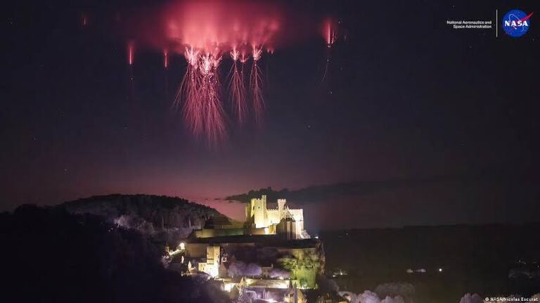 NASA enthüllt beeindruckendes rotes Sprite über einem französischen Schloss