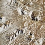 Seltene Schneebedeckung im Atacama-Wüste und der vorübergehende Stillstand eines riesigen Radioteleskops