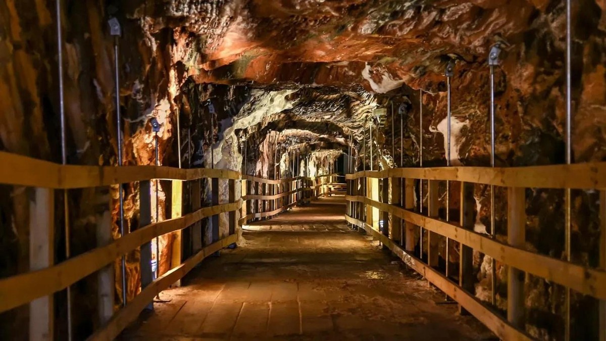 Der Berg in Katalonien, der allein wächst: Das einzigartige Phänomen in Europa, das einen Glaspalast verbirgt