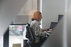 Die Auswirkungen der Künstlichen Intelligenz auf den Arbeitsmarkt im Jahr 2026