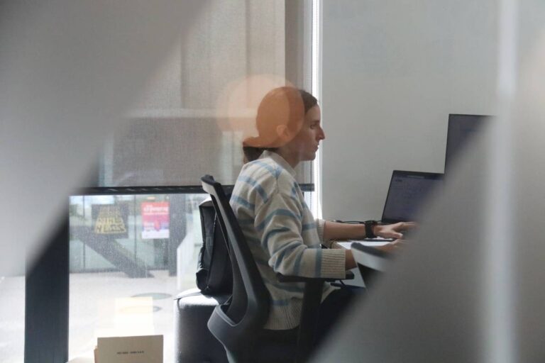 Die Auswirkungen der Künstlichen Intelligenz auf den Arbeitsmarkt im Jahr 2026