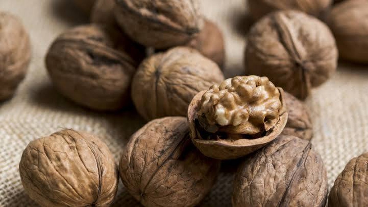 Die Kunst des Walnusschlagens: Ein innovativer Ansatz mit einer Glasflasche