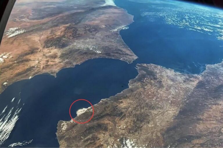 Die Sichtbarkeit des Plastikhimmels von Almeria aus dem Weltraum