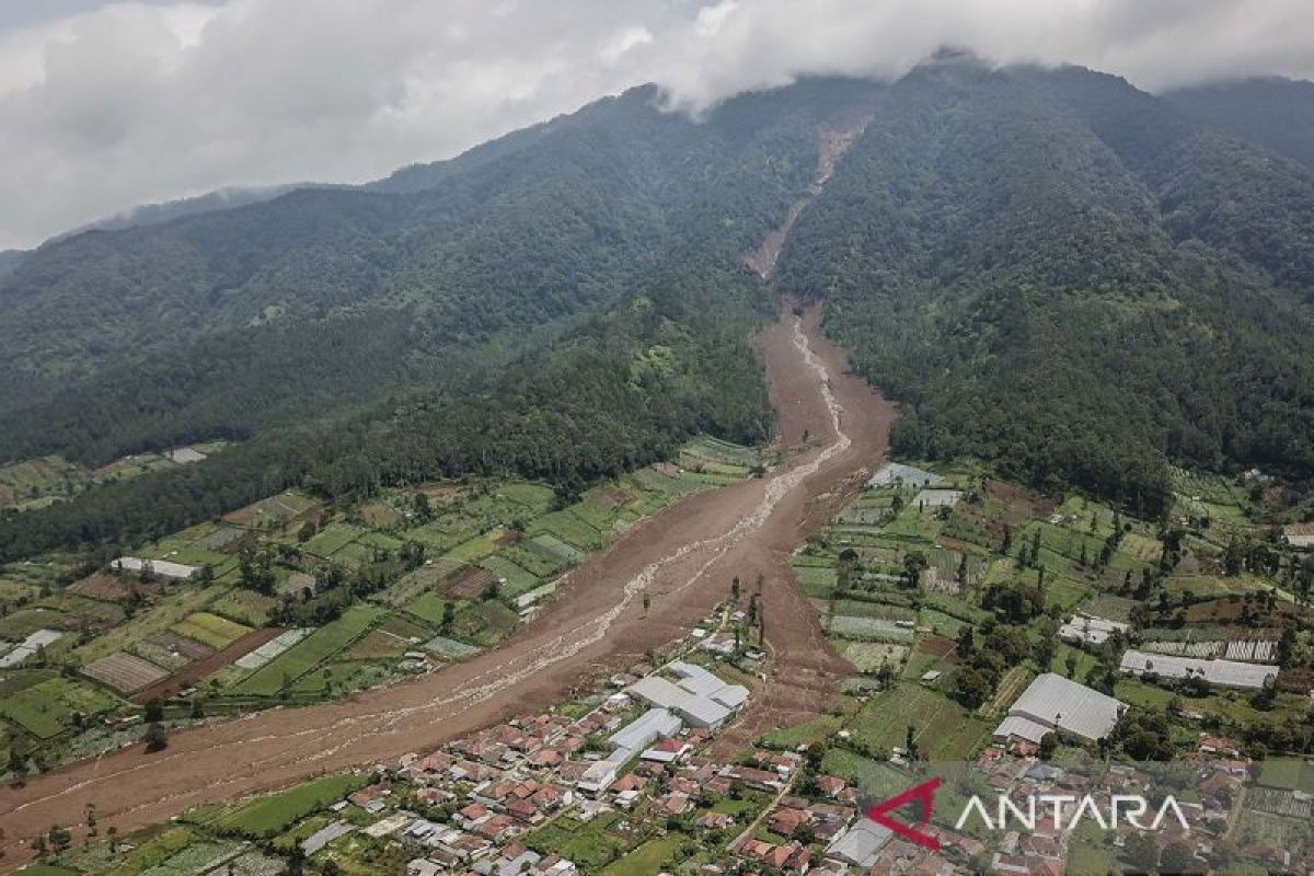 Erinnerung an die Gefahr von Erdrutschen in Pasirlangu, West-Java