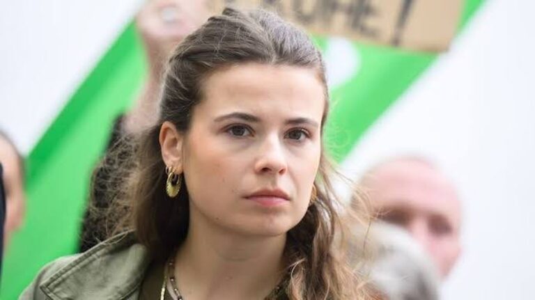 Luisa Neubauer bietet Live-Unterricht aus der Antarktis für über 1000 Schulklassen an