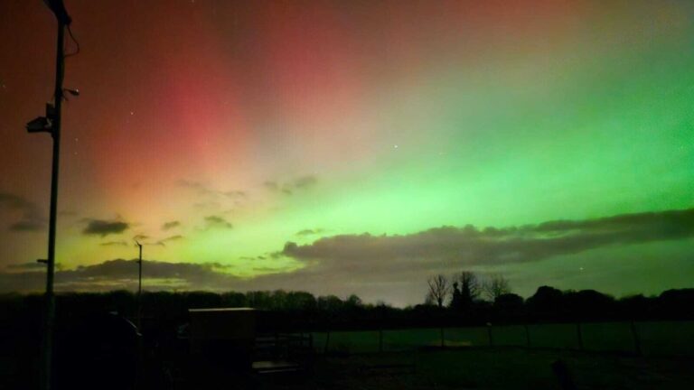 Polarlichter erhellen den Nachthimmel über Irland